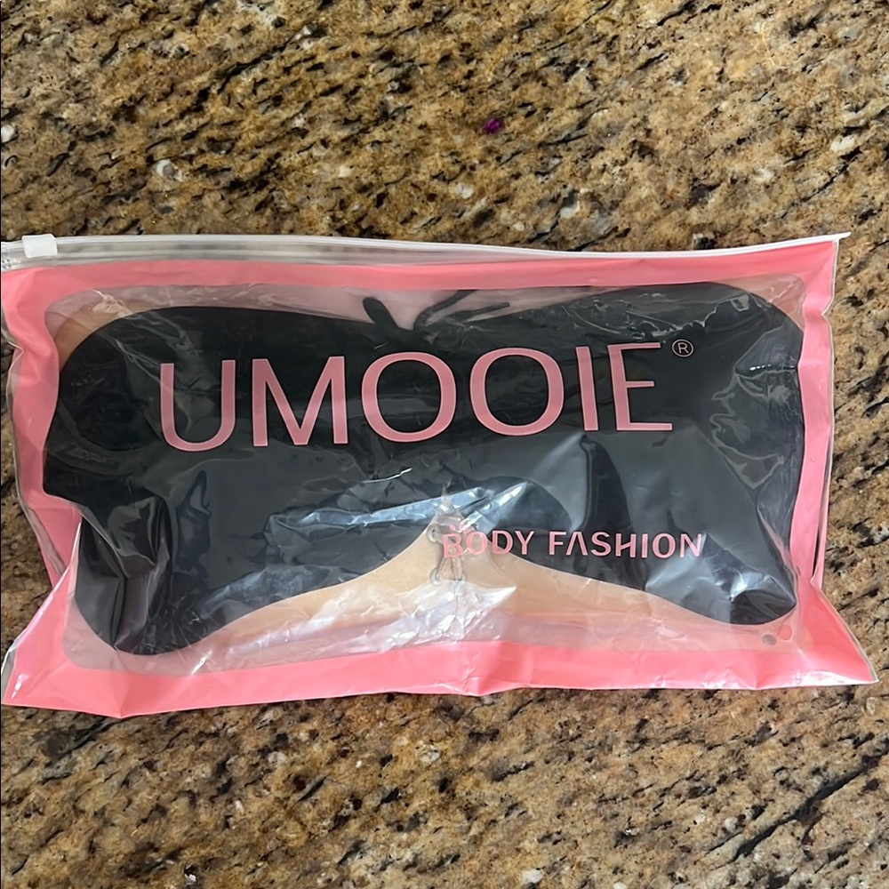 UMOOIE sticky bras * NWT